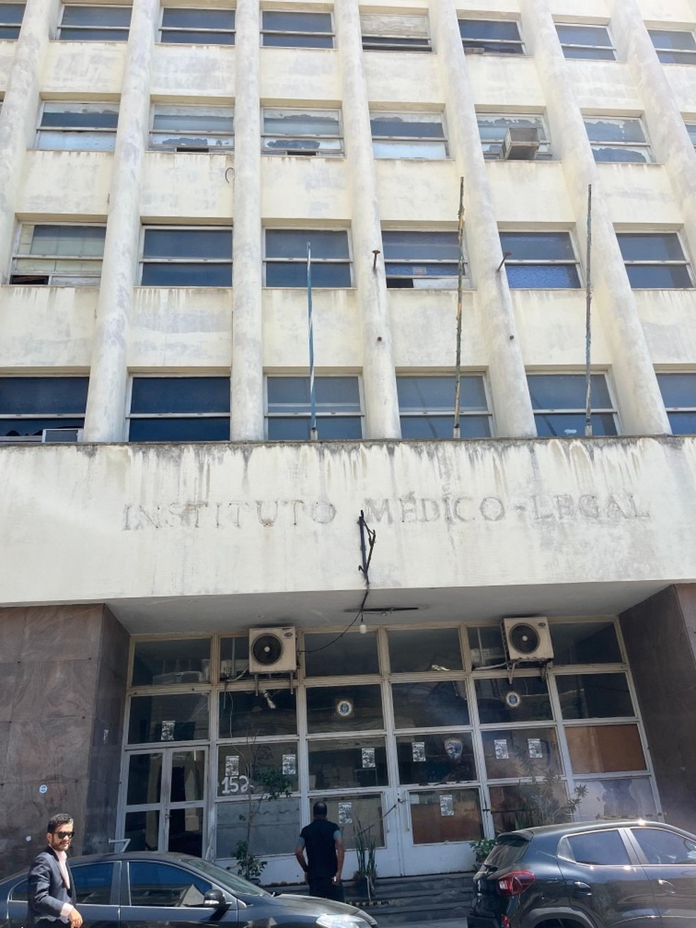 Péssimas condições. Antiga sede do IML na Rua dos Inválidos, fechada desde 2009, guarda em situação precária arquivos históricos cujo tombamento foi pedido — Foto: Marcelo Del Negri/MPF