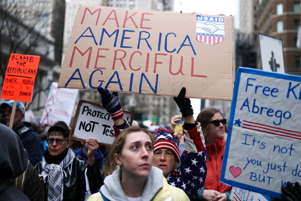 Manifestantes marcham durante o protesto nacional contra o presidente dos EUA, Donald Trump, e seu assessor, o CEO da Tesla, Elon Musk, em Nova York, em 5 de abril de 2025 — Foto: CHARLY TRIBALLEAU / AFP