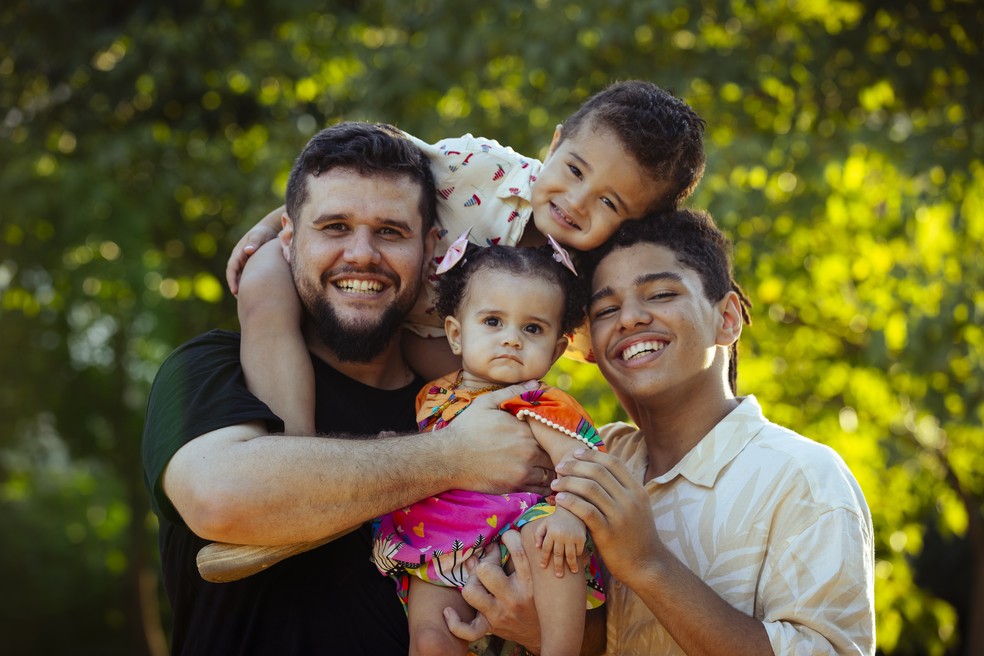 Macaco Branco com os filhos: 'No aniversário do Enzo, nós fomos lá numa roda de samba. O Gael cantou, um cara filmou ele e, em uma semana, o vídeo teve um milhão de visualizações no TikTok' — Foto: Leo Martins / Agência O Globo