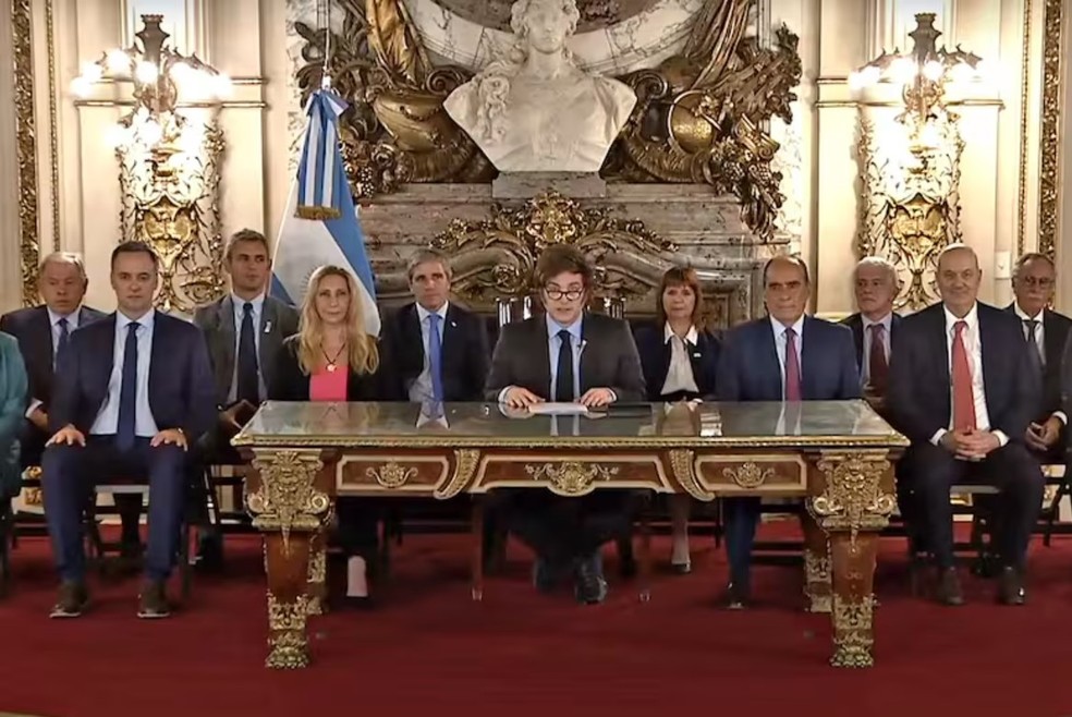 Javier Milei discursa ao lado de secretária da presidência, chefe de gabinete e ministros — Foto: Reprodução/La Nación