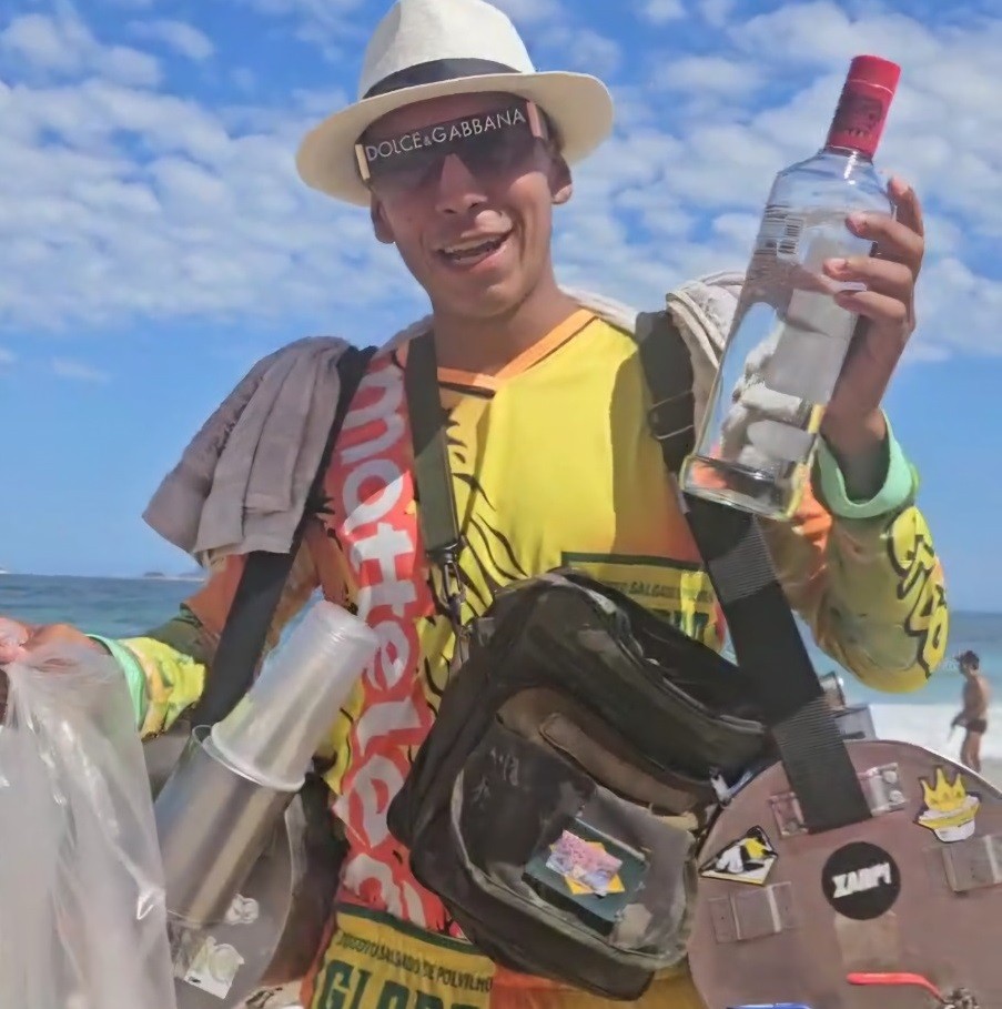 Nas praias do Rio, o clássico mate com limão agora pode ser 'batizado' a gosto do cliente