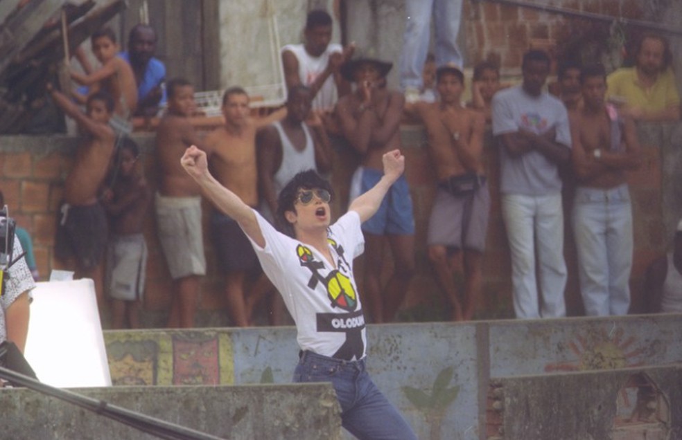 Michael Jackson durante gravação de clipe no Morro Dona Marta, em 1996 — Foto: Anibal Philot