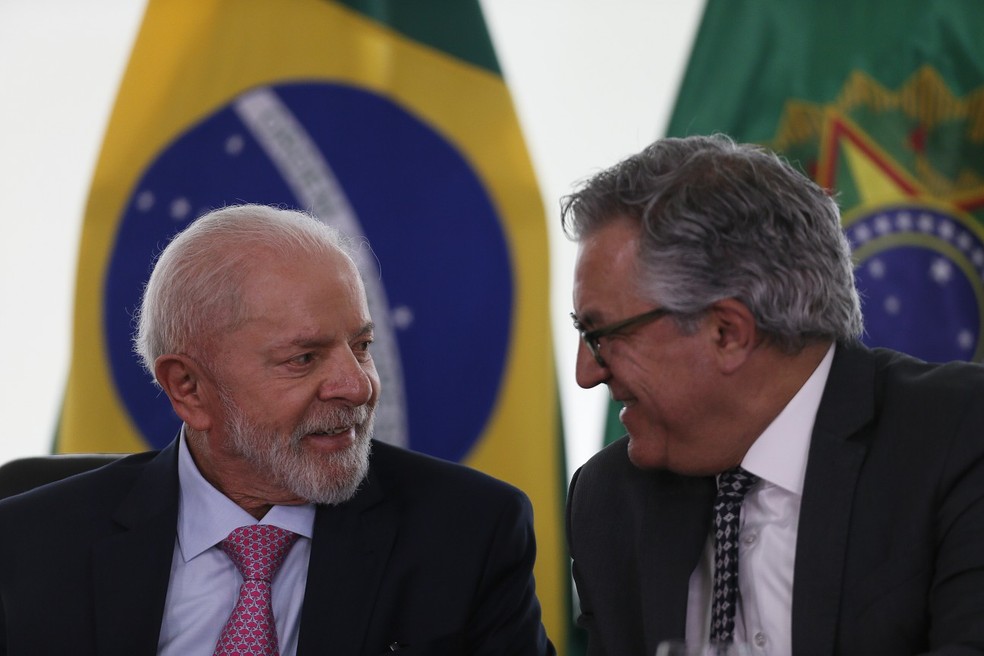 O presidente Lula e o ministro da Secretaria de Relações Institucionais, Alexandre Padilha — Foto: Cristiano Mariz/Agência O Globo