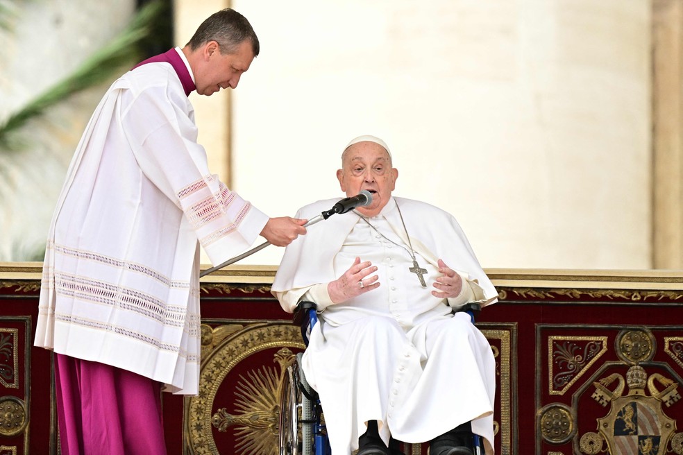 Papa Francisco faz nova aparição surpresa na Praça de São Pedro e participa da missa do Domingo de Ramos — Foto: HANDOUT / AFP