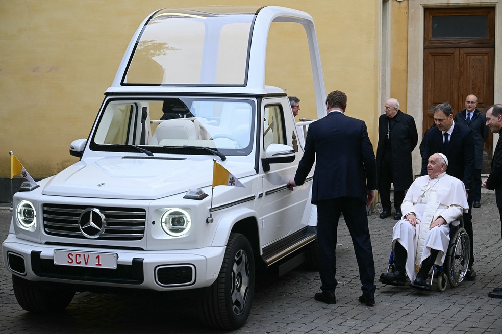 Mercedes fez versão elétrica do tradicional Papamóvel — Foto: Filippo Monteforte / AFP