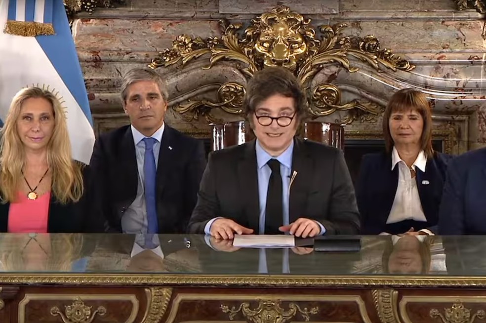 O presidente da Argentina, Javier Milei, discursa em rede nacional — Foto: Reprodução/La Nación