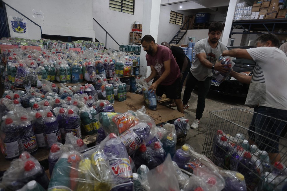 Galpão da assistência social, com insumos, em Petrópolis nesta sexta-feira — Foto: Márcia Foletto / Agência O Globo
