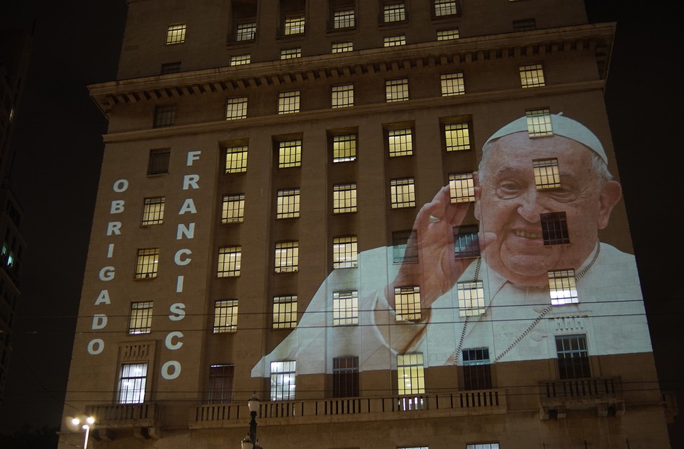 Projeção em homenagem ao Papa Francisco, no Edifício Matarazzo, na região central de São Paulo — Foto: Divulgação/Matheus Narcizo/SECOM