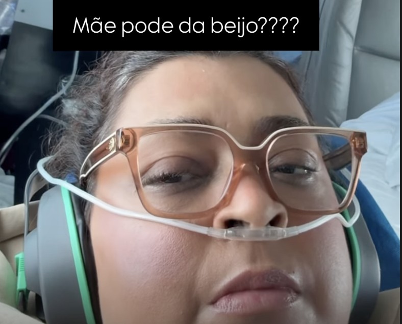 Preta Gil passa por transferência a aérea de hospital
