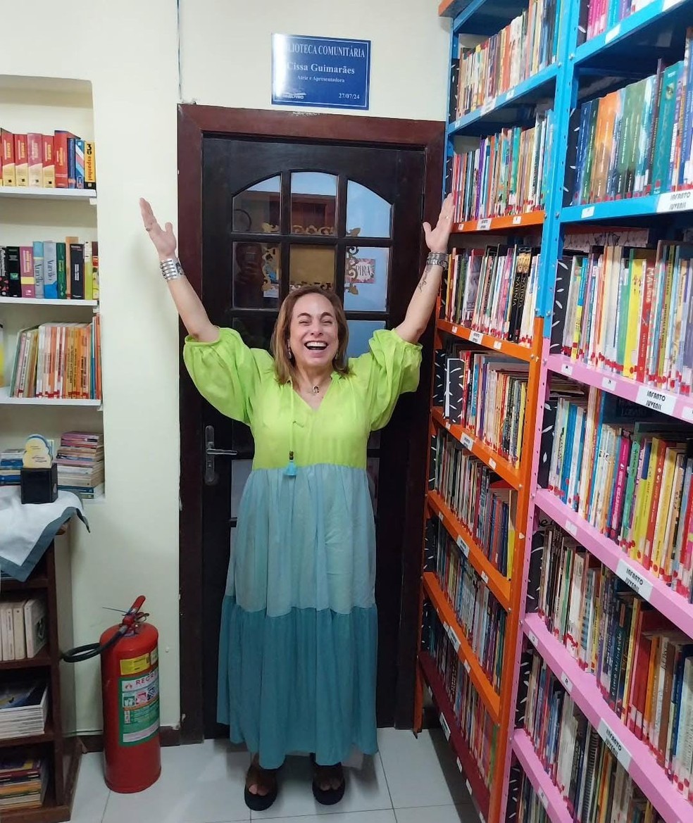 Cissa Guimarães na biblioteca que leva seu nome em Vargem Grande — Foto: Divulgação/Vitor Marcilio
