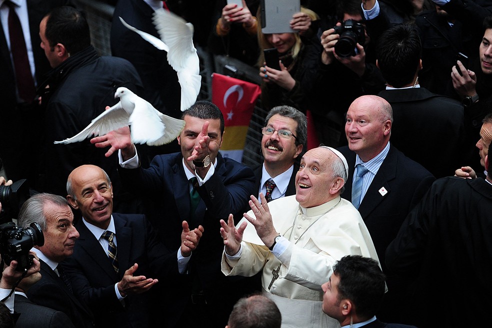 O Papa Francisco solta pombas na Catedral do Espírito Santo de Istambul como parte de uma viagem de três dias à Turquia, em 29 de novembro de 2014, em Istambul — Foto: Ozan Kose / AFP
