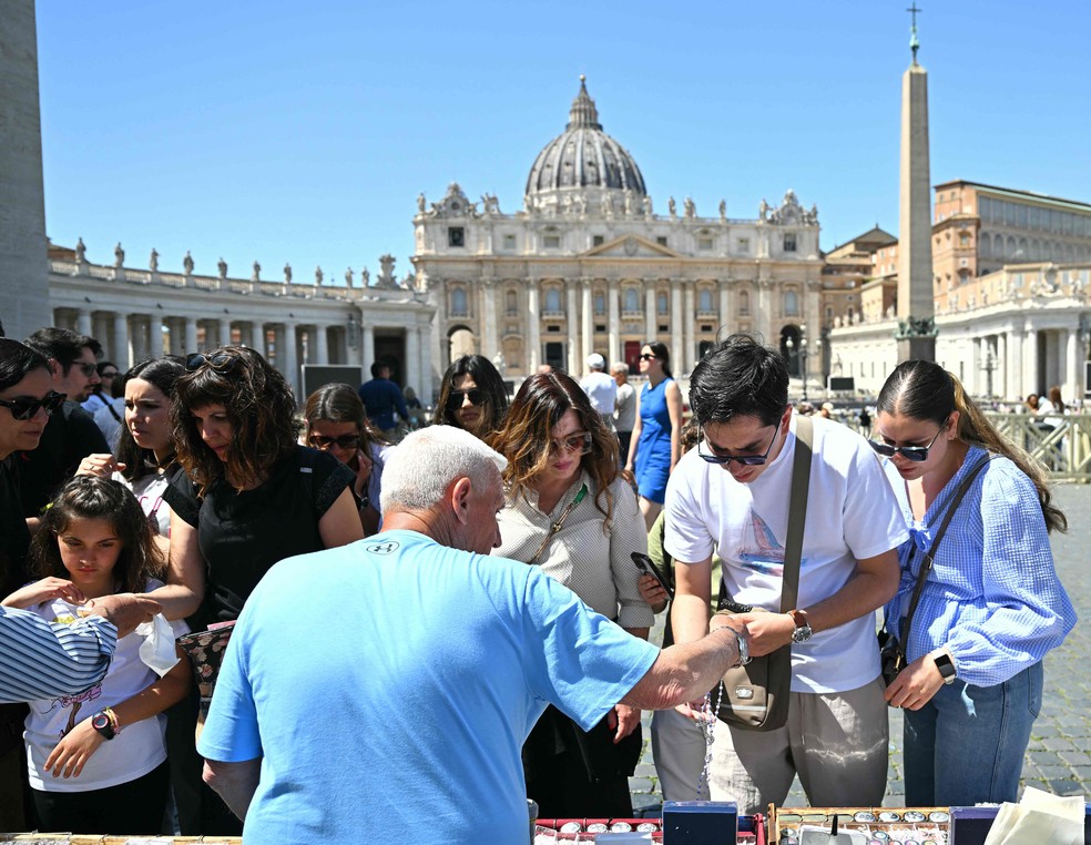 Movimento de fiéis católicos na Praça de São Pedro nesta terça-feira — Foto: Alberto Pizzoli/AFP