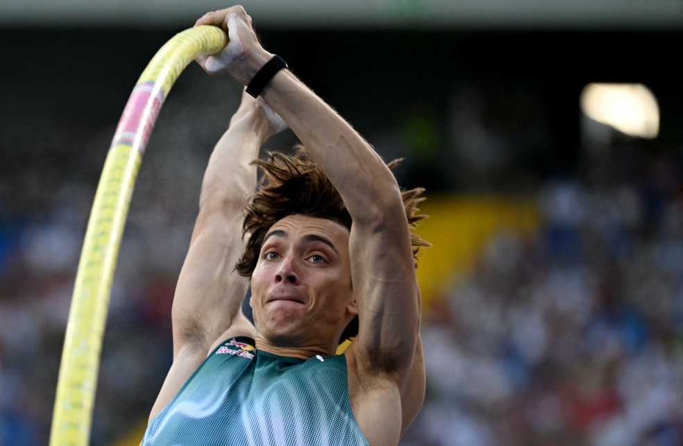 Chorzow, na Polônia: Armand Duplantis se supera e bate o recorde mundial, que era dele próprio, neste domingo — Foto: Sergei GAPON / AFP