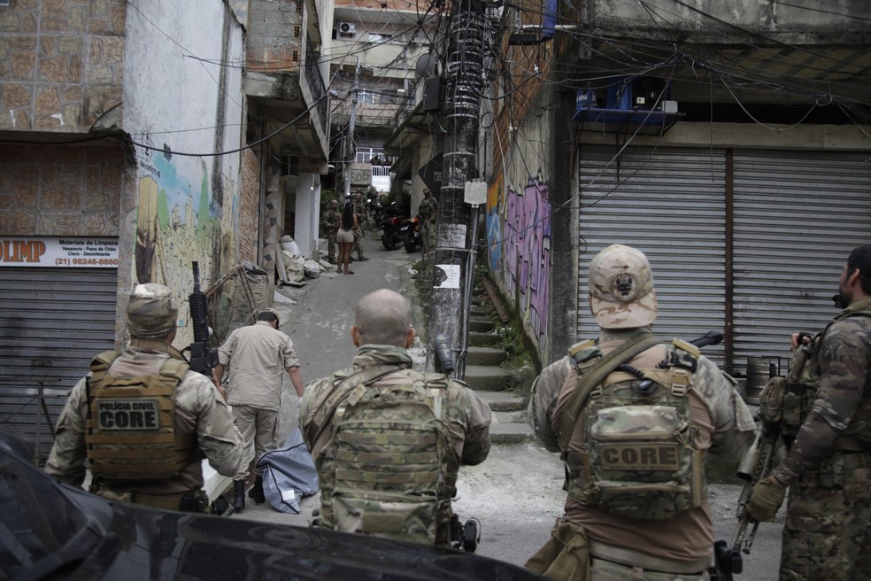 Policiais civis durante operação na Ladeira dos Tabajaras, nesta terça-feira — Foto: Fabiano Rocha / Agência O Globo