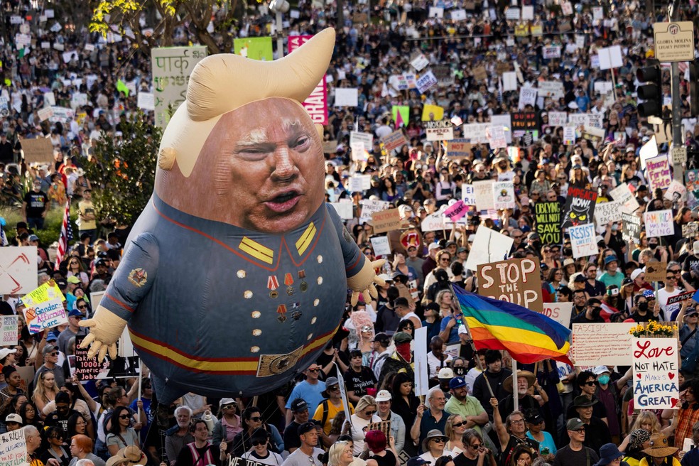 Balão com a imagem do presidente dos EUA, Donald Trump, durante protesto contra o governo em Los Angeles — Foto: ETIENNE LAURENT / AFP