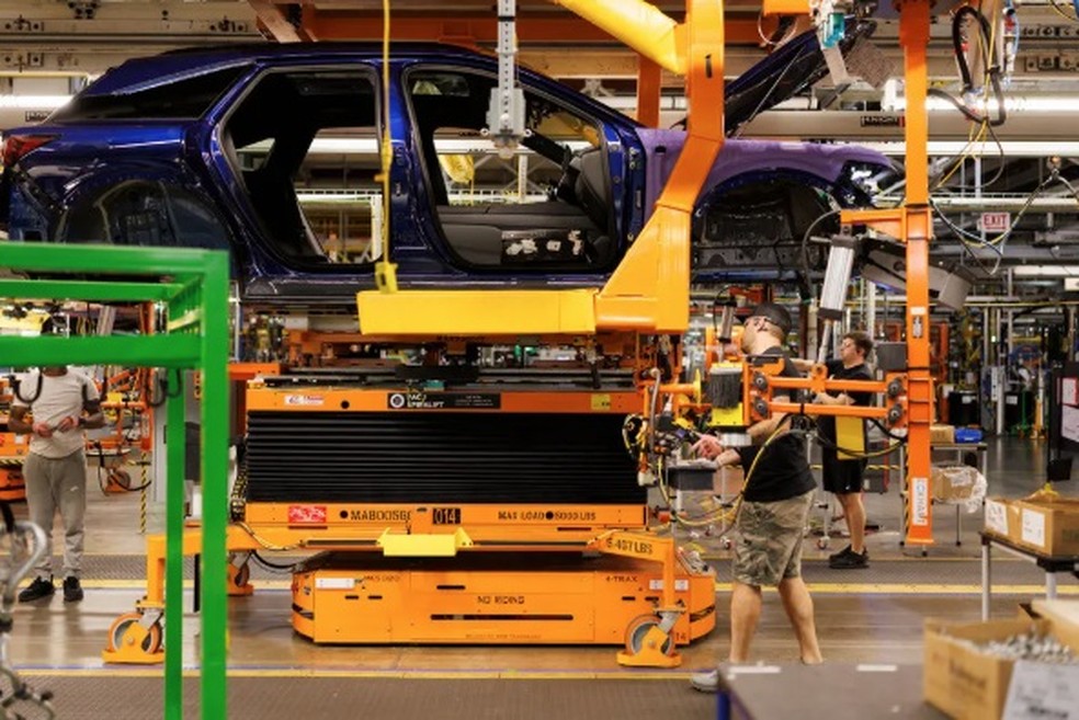 trabalhador em uma linha de montagem na fábrica da General Motors em Spring Hill, Tennessee, no ano passado. O impacto das tarifas deve variar amplamente entre os diferentes veículos — Foto: Brett Carlsen/The New York Times