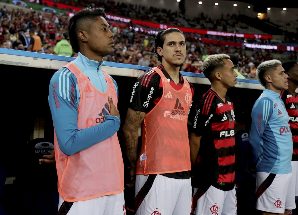Bruno Henrique ao lado de Pedro, Matheus Gonçalves e Luiz Araújo no banco do Flamengo — Foto: Marcelo Theobald