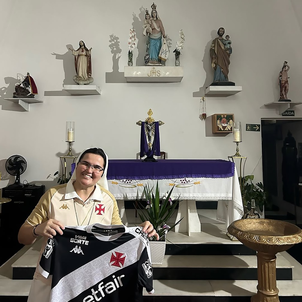 Irmã Elaine posa com as camisas do Vasco — Foto: Matheus Lima/Vasco