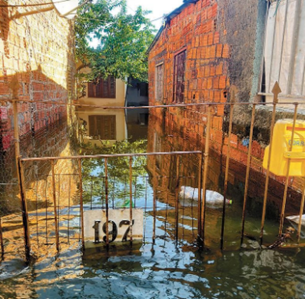 No Quilombo dos Machado, no bairro Sarandi, uma das regiões mais afetadas de Porto Alergre, a água chegou a subir 2,5 metros — Foto: Agência O Globo
