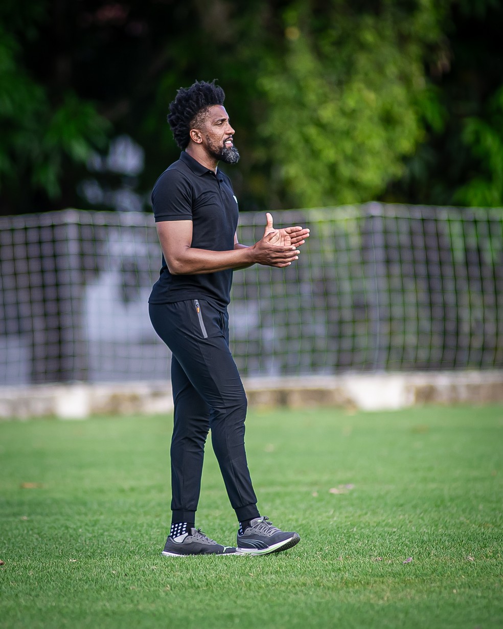 Treinador se formou na CBF e defende brasileiro na seleção — Foto: Divulgação