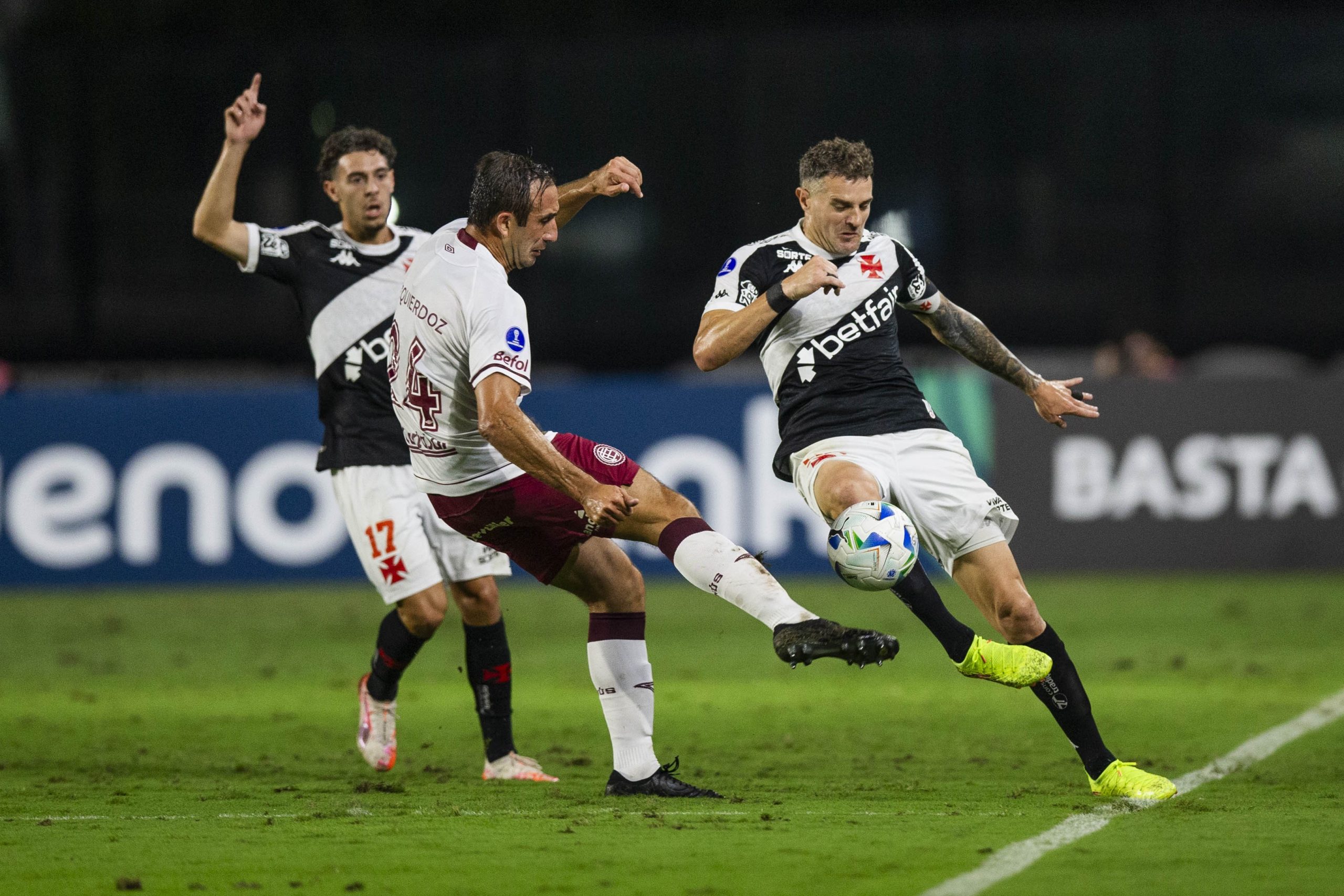 Vasco e Lanús fazem jogo nervoso e empatam sem gols pela Copa Sul-Americana
