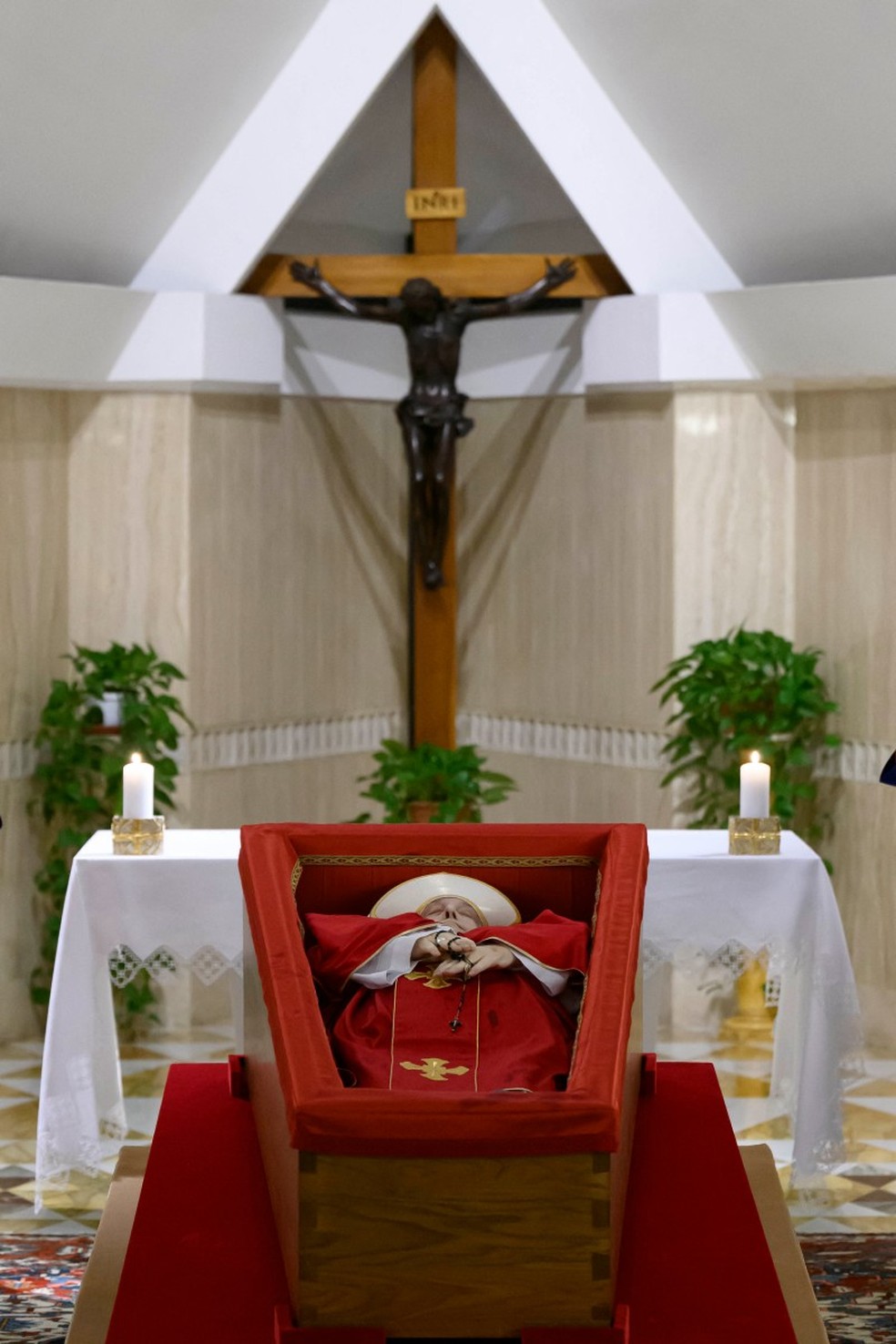Vaticano divulga primeiras imagens do corpo de Papa Francisco no caixão — Foto: AFP