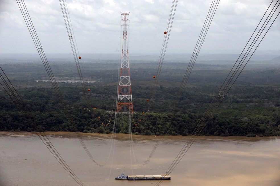 Linhão de Tucuruí, passa sobre o Rio Amazonas, é uma das estruturas monitoradas a distância — Foto: Leo Caldas/Valor