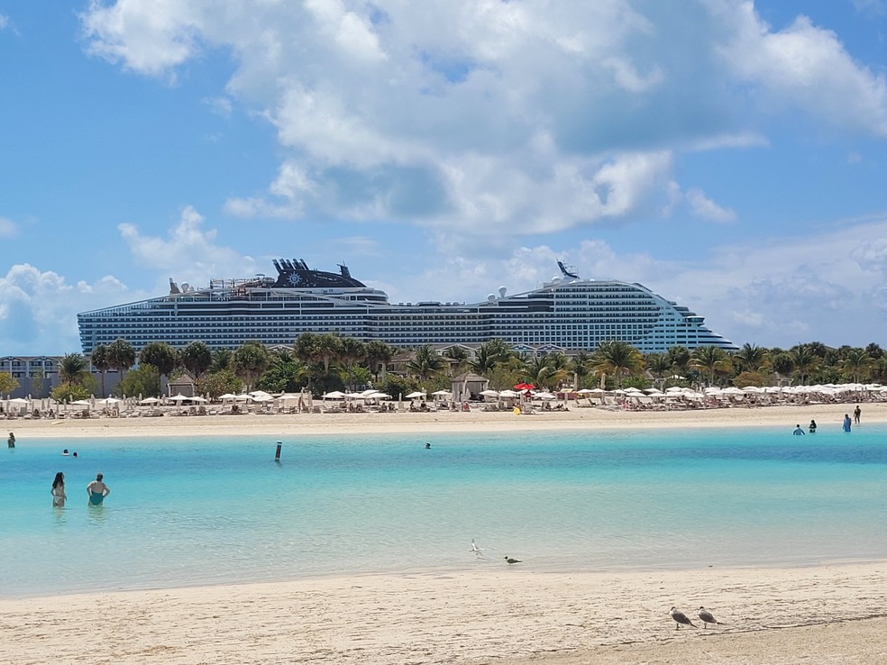 O navio de cruzeiros MSC World America atracado em Ocean Cay, a ilha privada da MSC nas Bahamas, durante sua viagem inaugural — Foto: Eduardo Maia / O Globo