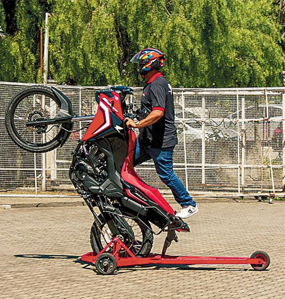 Professor ensina alunos a darem "grau" de moto com equipamento especial — Foto: Reprodução