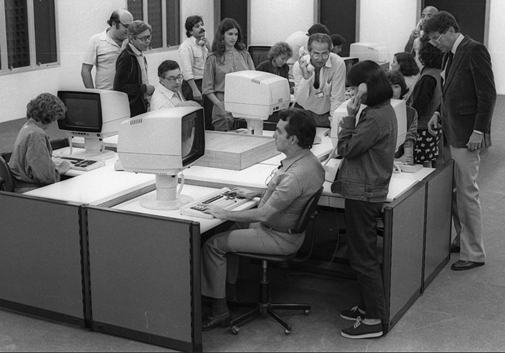 A chegada dos computadores à redação do jornal O GLOBO na rua Irineu Marinho em 1985 — Foto: Otávio Magalhães/26-7-1985