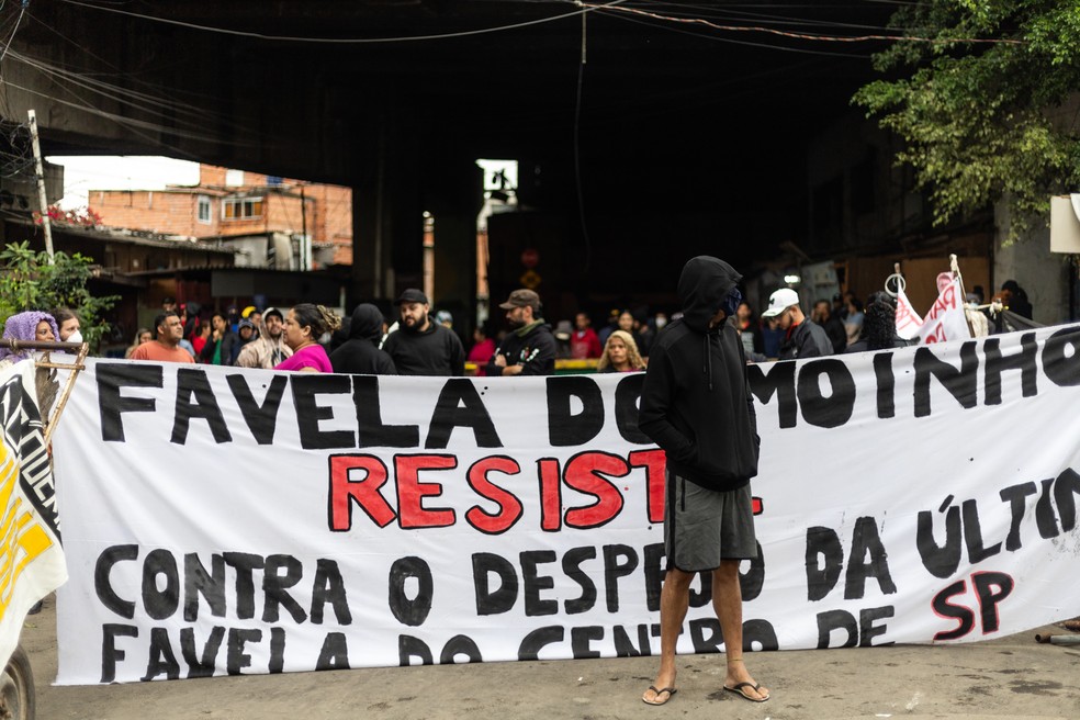 Primeiro dia de remoções no Moinho foi marcado por protesto e clima tenso — Foto: Maria Isabel Oliveira/Agência O Globo