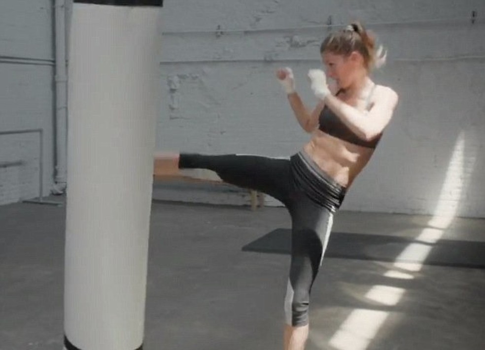 Gisele Bündchen mostra músculos tonificados em aula de kickboxing — Foto: Under Armour/Divulgação