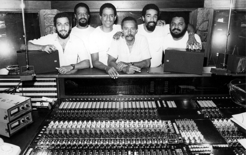 Cleber Augusto (segundo à direita), com o grupo Fundo de Quintal, em 1985 — Foto: Bruno Veiga