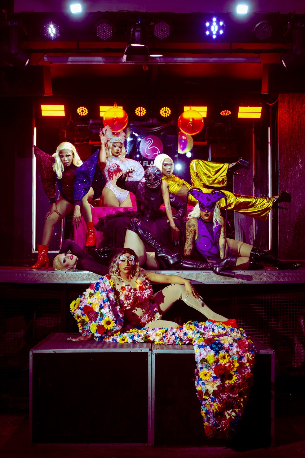 Little monsters. Drag queens posam na boate Pink Flamingo com figurinos em homenagem a cantora Lady Gaga — Foto: Leo Martins / Agência O Globo