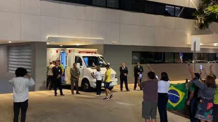 Bolsonaro chega a hospital de Brasília
