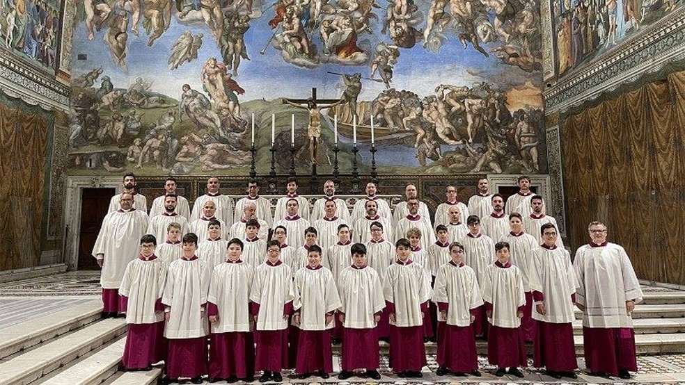 Maestro Marcos Pavan rege o coro da Capela Sistina em celebrações papais — Foto: Reprodução / Vatican News