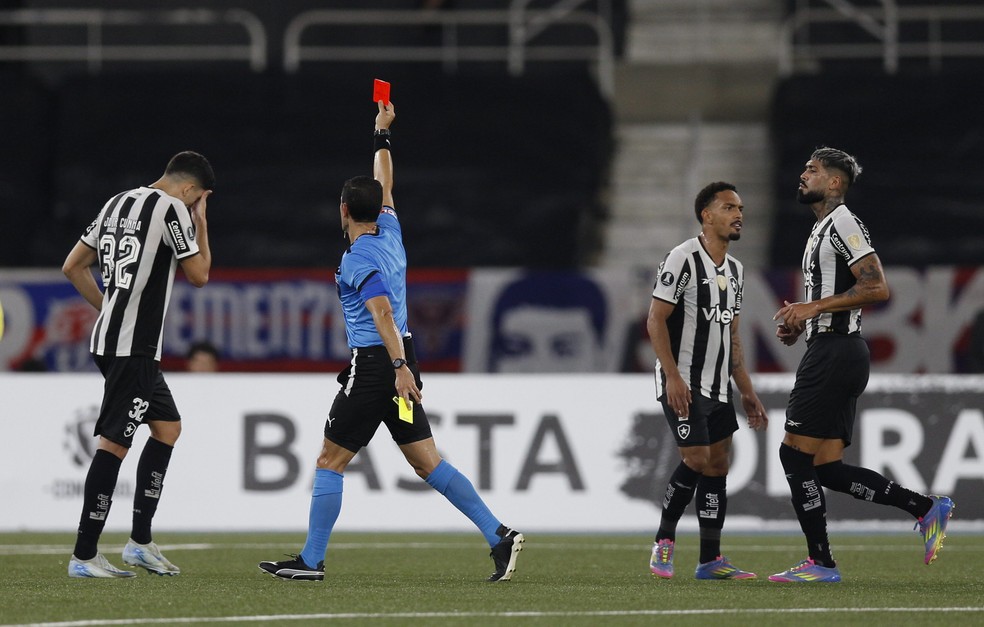 Jair foi expulso no primeiro tempo de Botafogo x Universidade de Chile — Foto: Alexandre Cassiano