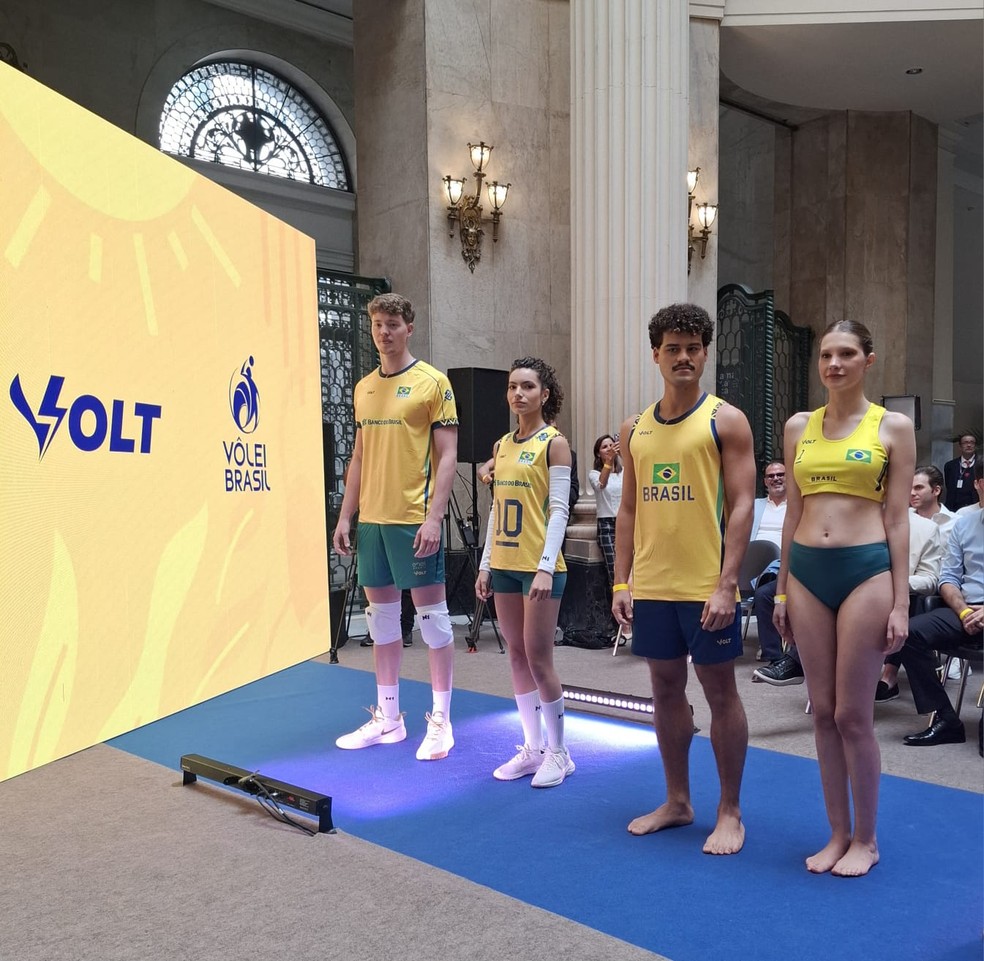 Desfile dos novos uniformes da seleção brasileira de vôlei — Foto: Carol Knoploch