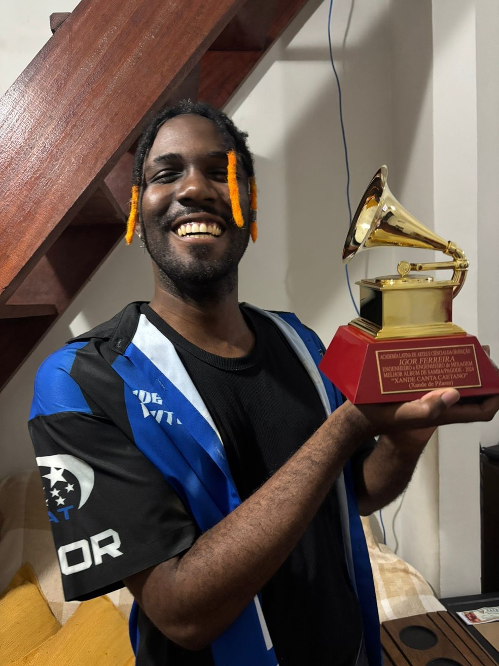 Igor Oggy com o troféu que foi por engano para seu endereço — Foto: Divulgação