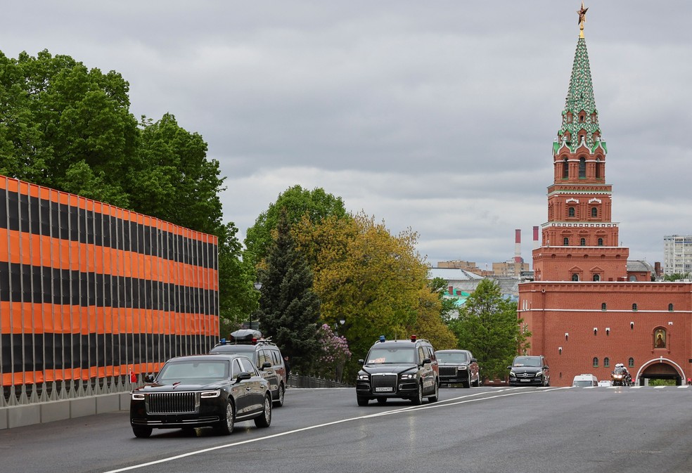 Comboio com o presidente da China, Xi Jinping, chega ao Kremlin antes de reunião com o líder russo, Vladimir Putin — Foto: YURI KOCHETKOV / POOL / AFP
