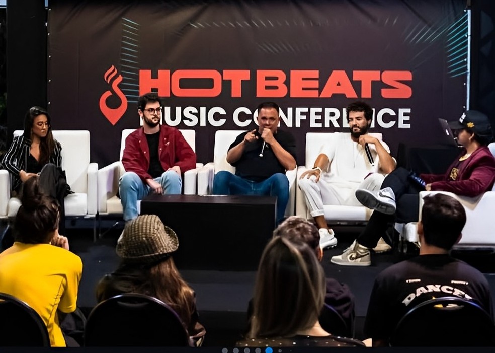 A dupla de DJs Cat Dealers e Octavio Fagundes na conferência de 2024, no D-Edgde — Foto: Divulgação