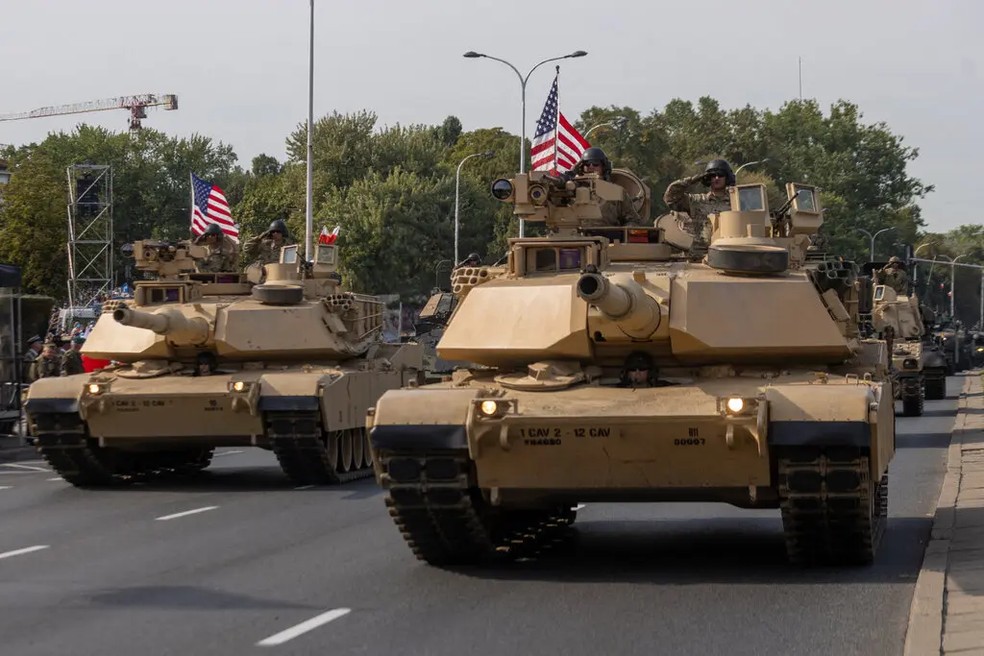 Tanques Abrams do Exército dos EUA participando de um desfile militar em Varsóvia, em 2024 — Foto: Wojtek Radwanski / AFP