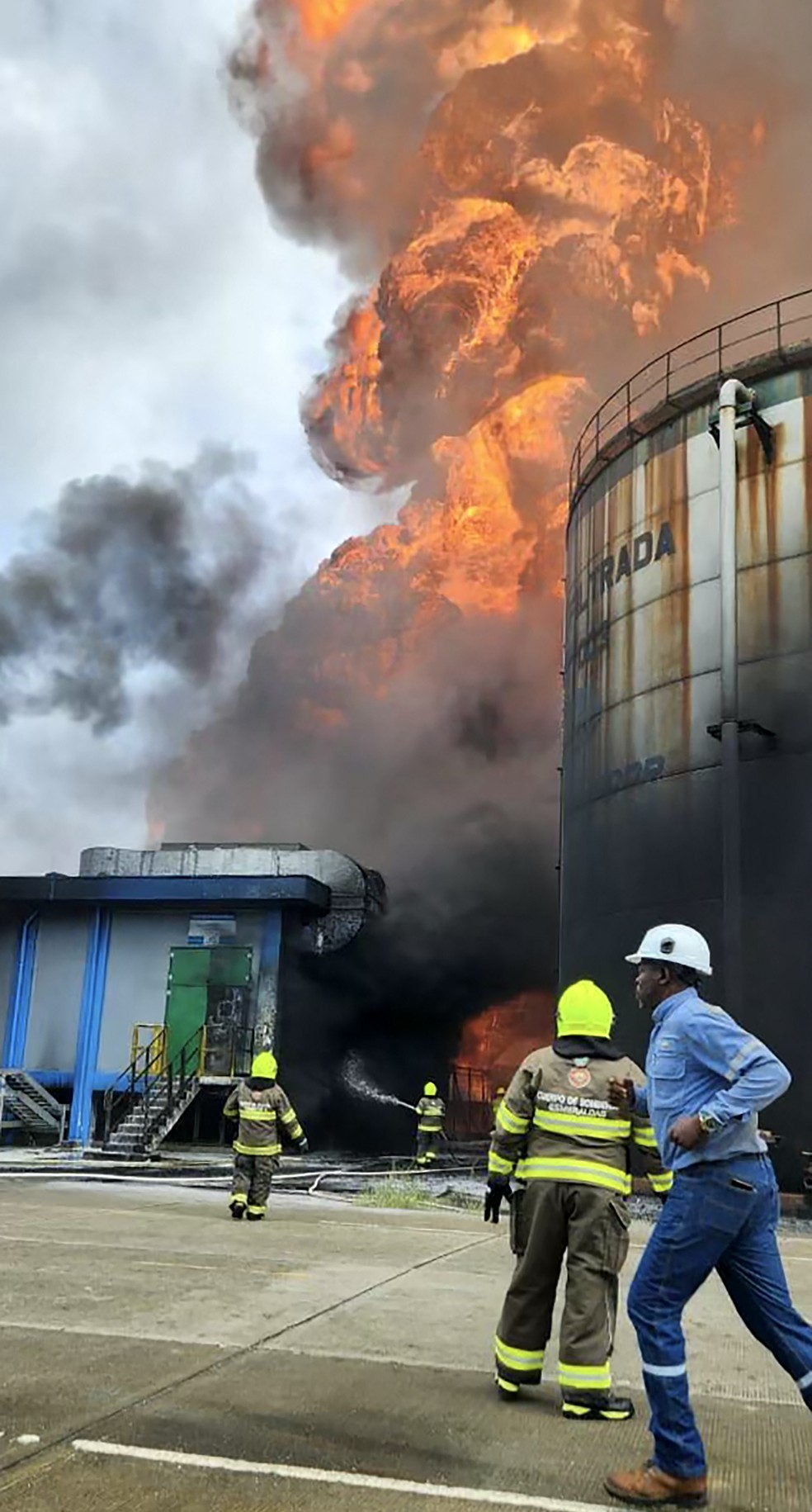 Incêndio em um tanque de combustível interrompeu a produção da Refinaria Esmeraldas, a maior do Equador — Foto: Corpo de Bombeiros de Esmeraldas / AFP