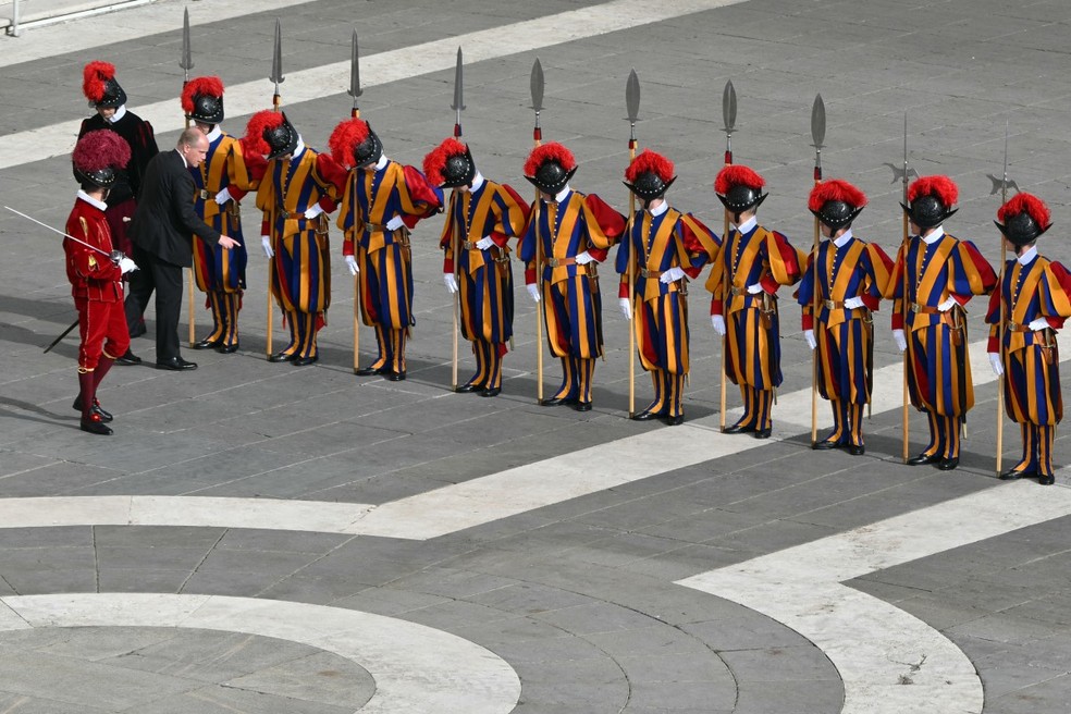 Guarda Suíça durante os preparativos na Praça de São Pedro, antes da chegada do caixão do falecido Papa — Foto: Alberto PIZZOLI / AFP