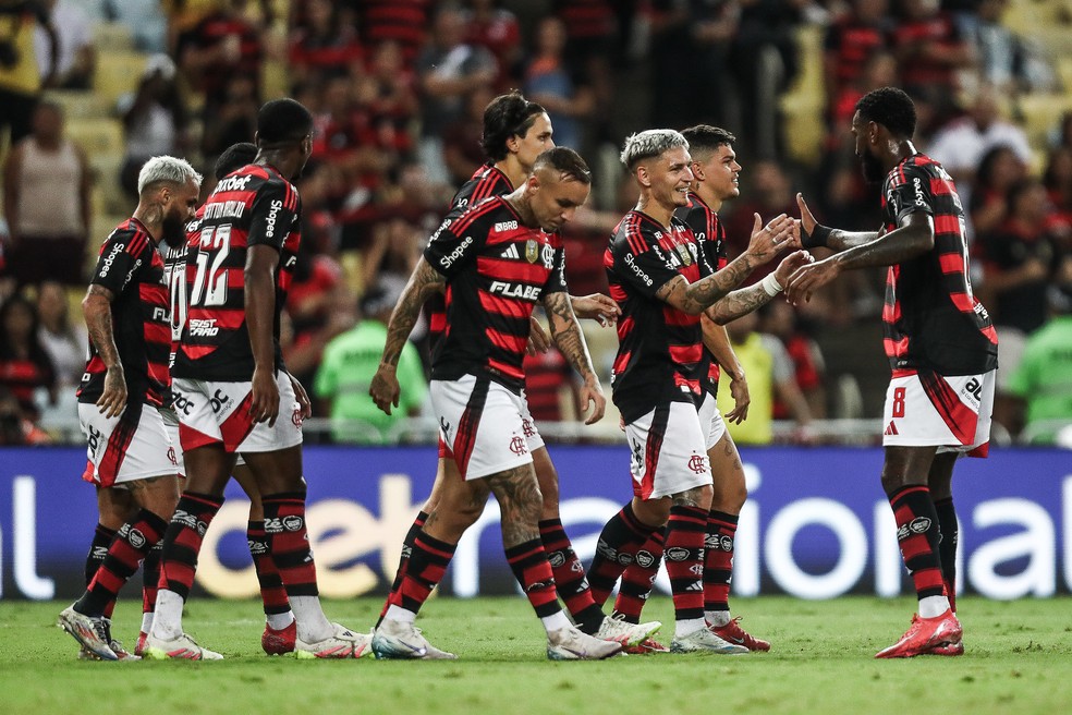Elenco do Flamengo comemora gol de Varela diante do Botafogo-PB — Foto: Gilvan de Souza/Flamengo