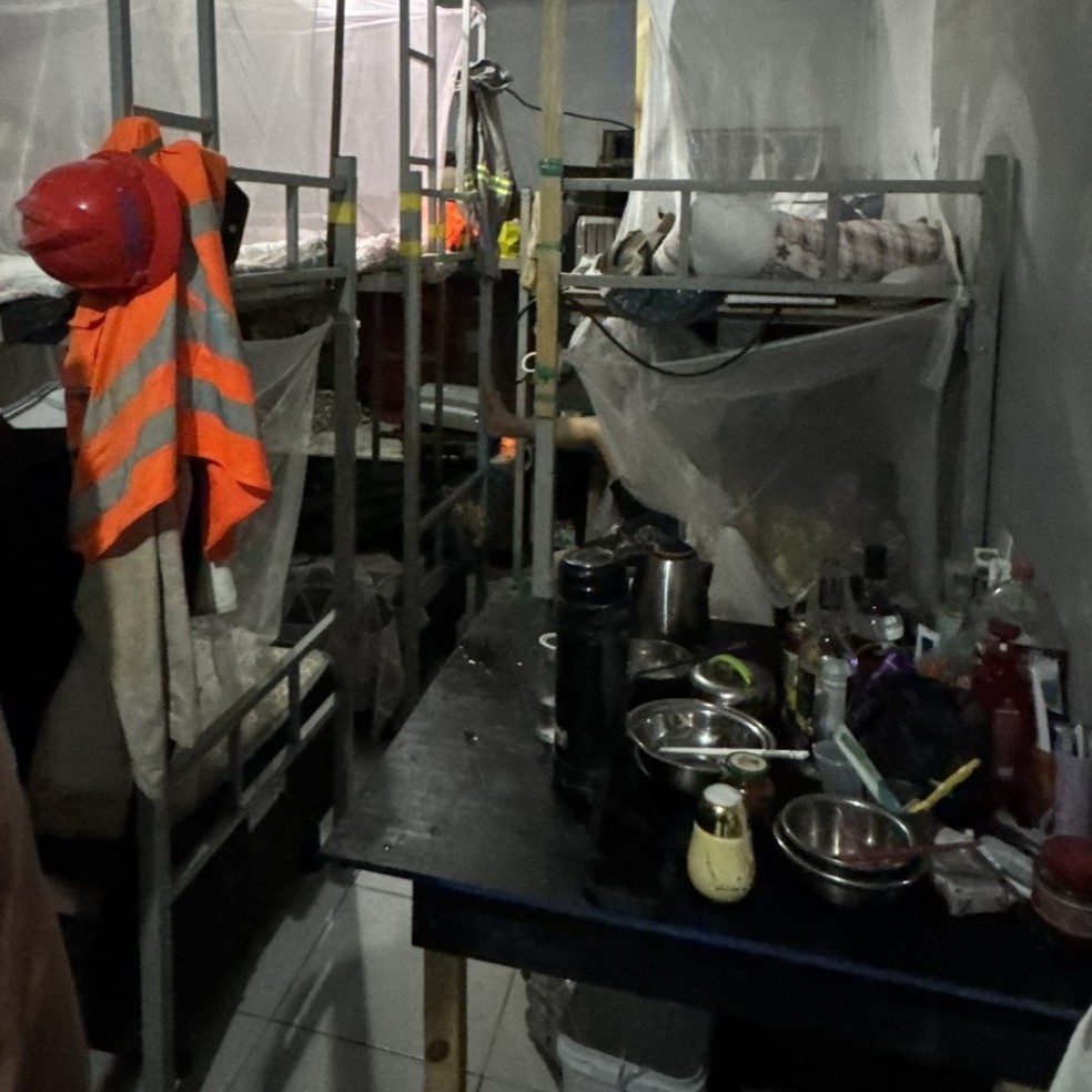 Alojamento insalubre em que foram encontrados operários chineses que trabalham nas obras de construção da BYD — Foto: Divulgação/MPT
