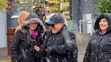 Turistas festejam a chegada da neve a São Joaquim (SC)