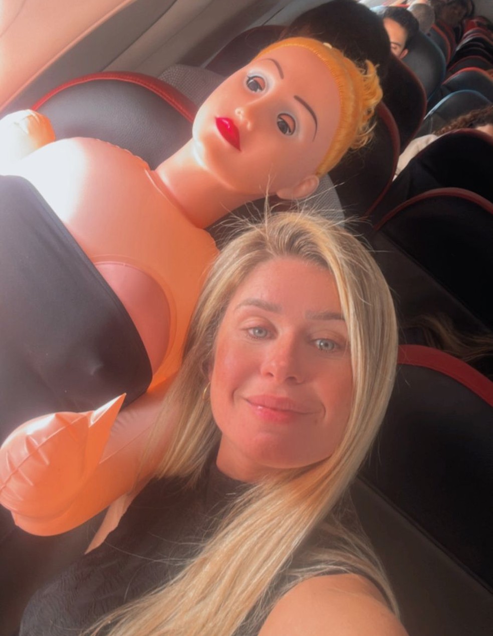 A criadora de conteúdo adulto Débora Peixoto embarcou na manhã desta quarta-feira (29), no aeroporto de Congonhas, em São Paulo, acompanhada de uma sex doll em tamanho rea — Foto: Divulgação