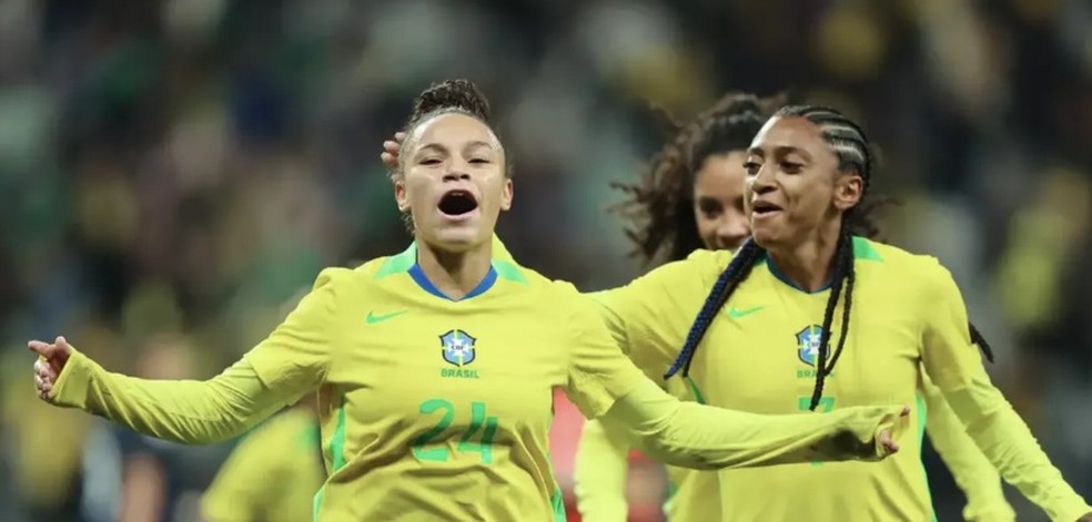 Dudinha comemora gol em amistoso contra o Japão — Foto: Lívia Villas Boas / CBF