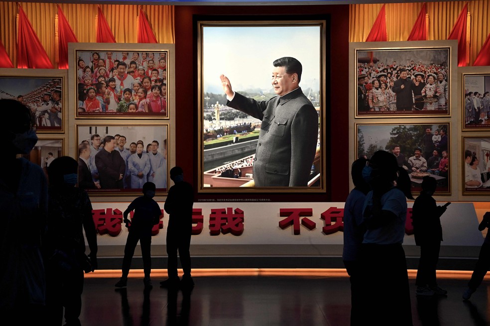 Imagens do presidente chinês, Xi Jinping, no Museu do Partido Comunista, em Pequim — Foto: NOEL CELIS/AFP